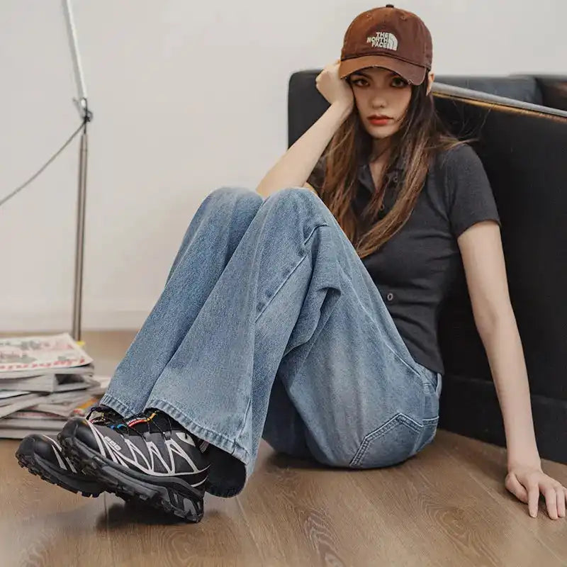 Hellblaue Jeans mit weitem Bein