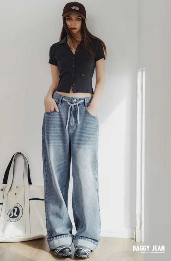 Hellblaue Jeans mit weitem Bein