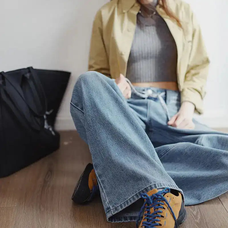 Hellblaue Jeans mit weitem Bein