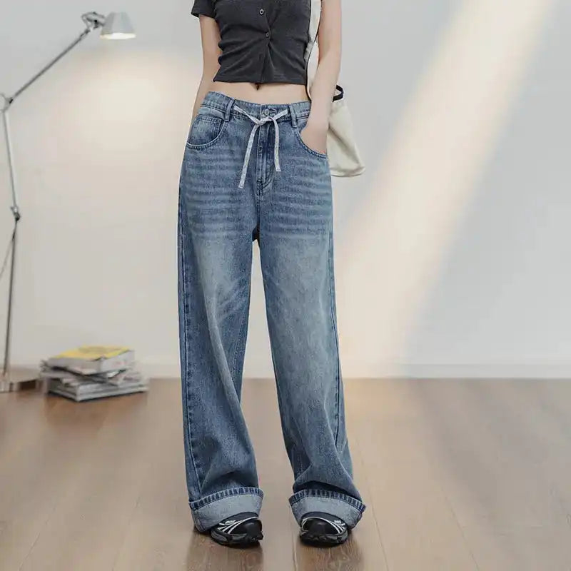 Hellblaue Jeans mit weitem Bein